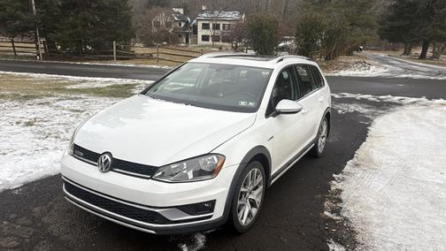 White 2017 Volkswagen Golf Alltrack TSI SEL
