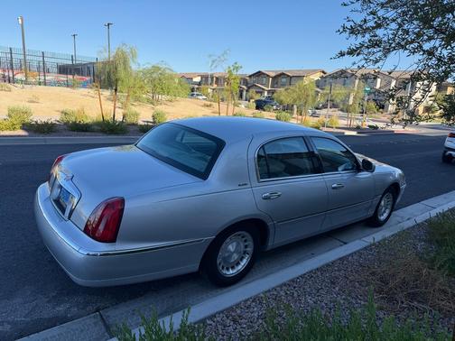 Silver 2001 Lincoln Town Car Executive