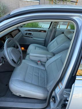 Silver 2001 Lincoln Town Car Executive
