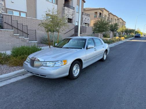 Silver 2001 Lincoln Town Car Executive