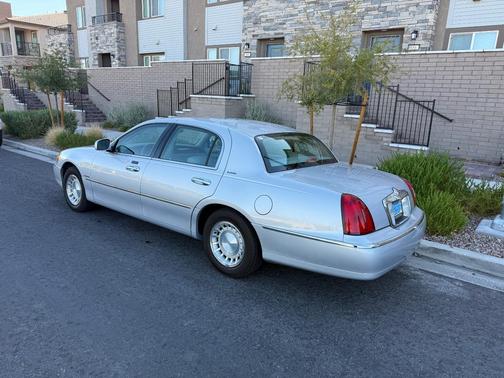 Silver 2001 Lincoln Town Car Executive