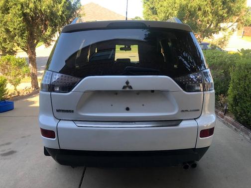White 2009 Mitsubishi Outlander XLS