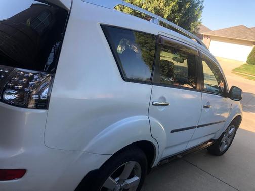 White 2009 Mitsubishi Outlander XLS