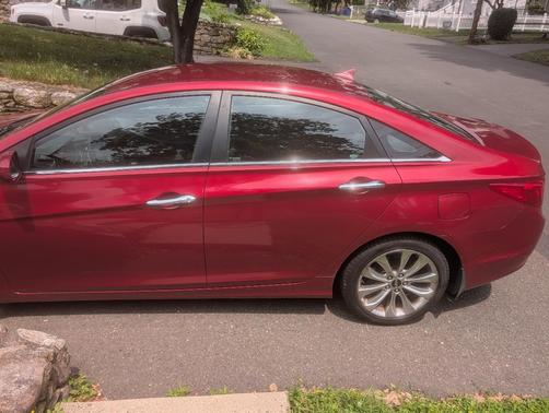 Red 2011 Hyundai SONATA SE