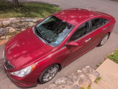 Red 2011 Hyundai SONATA SE