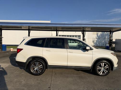 White 2017 Honda Pilot EX-L