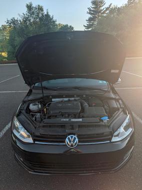 Black 2016 Volkswagen Golf TSI SE 4-Door