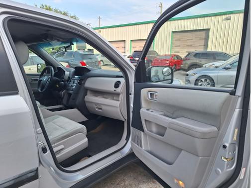 Silver 2015 Honda Pilot LX