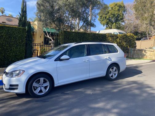Photo 2 of 9 of 2015 Volkswagen Golf SportWagen TDI S 4-Door
