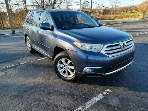 Blue 2011 Toyota Highlander SE