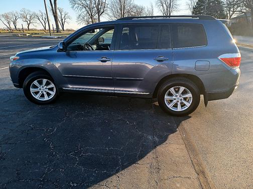 Blue 2011 Toyota Highlander SE