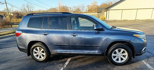 Blue 2011 Toyota Highlander SE