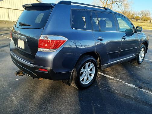 Blue 2011 Toyota Highlander SE