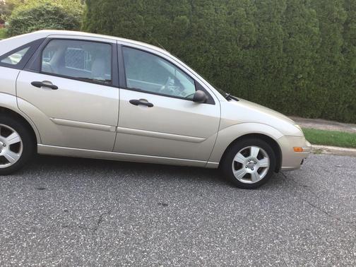 Beige 2007 Ford Focus S