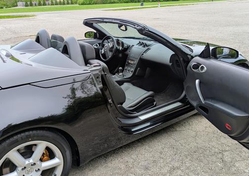 Black 2005 Nissan 350Z Grand Touring