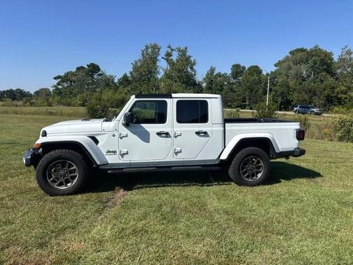 White 2022 Jeep Gladiator Overland