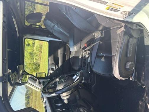 White 2022 Jeep Gladiator Overland