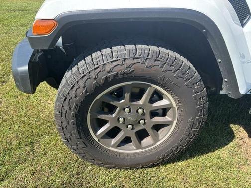White 2022 Jeep Gladiator Overland