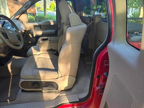 Red 2005 Ford F-150 XLT