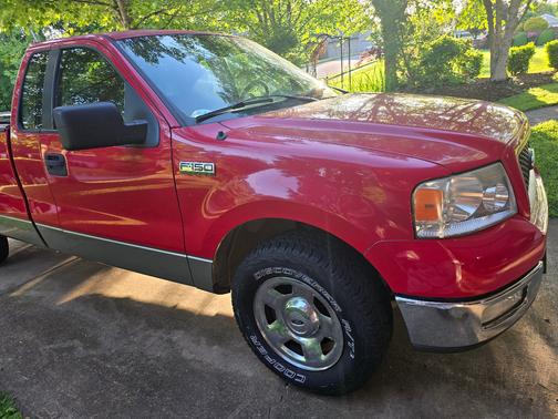 Red 2005 Ford F-150 XLT
