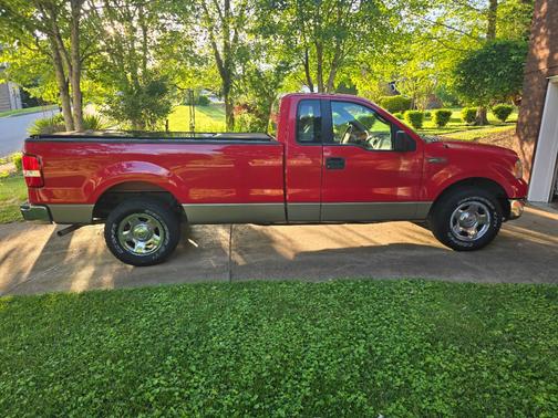 Red 2005 Ford F-150 XLT