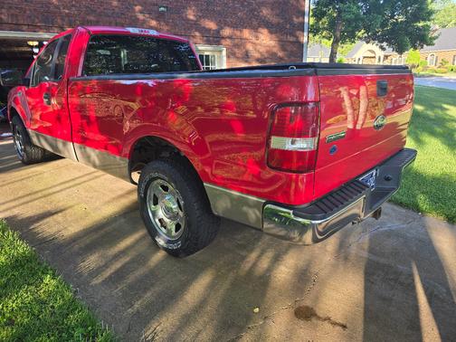 Red 2005 Ford F-150 XLT