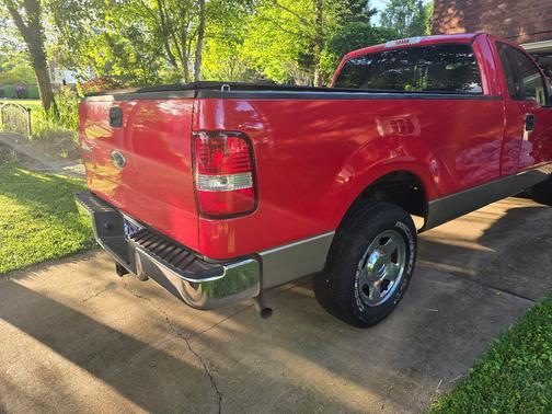 Red 2005 Ford F-150 XLT
