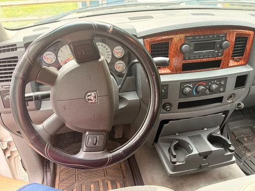 White 2006 Dodge Ram 1500 SLT Quad Cab