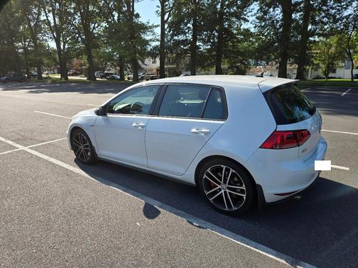 White 2017 Volkswagen Golf GTI Sport 4-Door