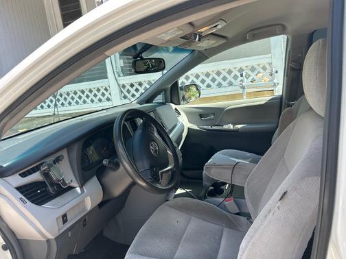 White 2016 Toyota Sienna LE