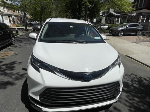 2021 Toyota Sienna LE 8 Passenger