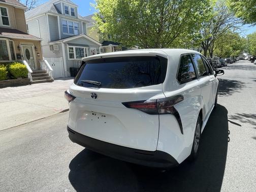 2021 Toyota Sienna LE 8 Passenger