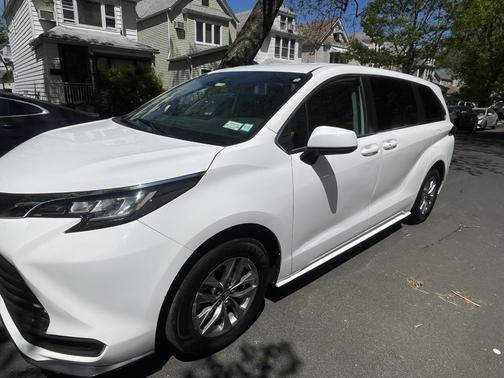 2021 Toyota Sienna LE 8 Passenger