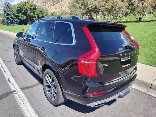 Black 2017 Volvo XC90 T6 Momentum