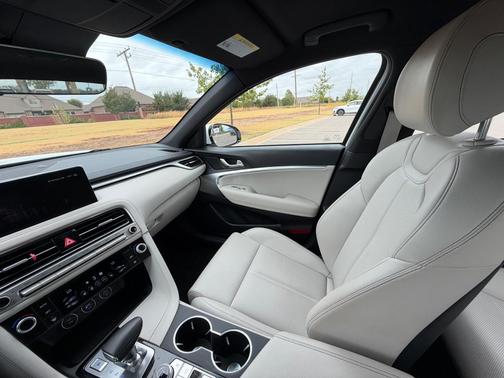 White 2025 Genesis G70 2.5T