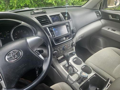 Gray 2013 Toyota Highlander Base