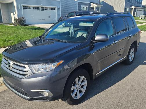 Gray 2013 Toyota Highlander Base