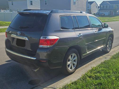 Gray 2013 Toyota Highlander Base