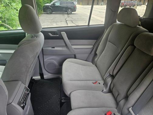 Gray 2013 Toyota Highlander Base