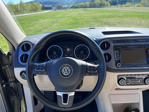 Black 2014 Volkswagen Tiguan 4MOTION Auto SEL