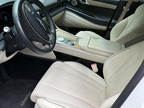 White 2022 Genesis GV80 2.5T