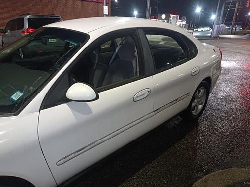 White 2000 Ford Taurus SES
