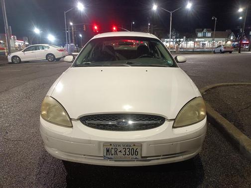 White 2000 Ford Taurus SES