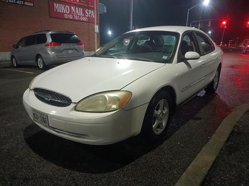 White 2000 Ford Taurus SES