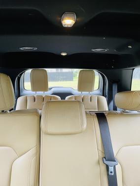 Photo 4 of 9 of 2016 Ford Explorer XLT
