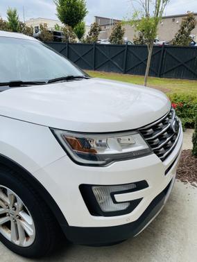 Photo 3 of 9 of 2016 Ford Explorer XLT