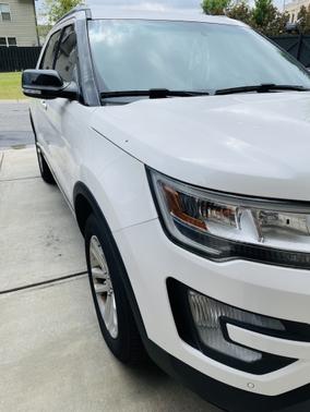 Photo 2 of 9 of 2016 Ford Explorer XLT