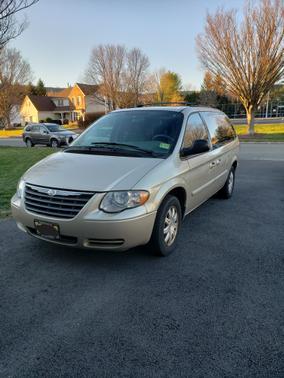 Photo 1 of 15 of 2006 Chrysler Town & Country Touring