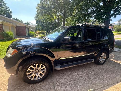 Black 2012 Nissan Pathfinder LE