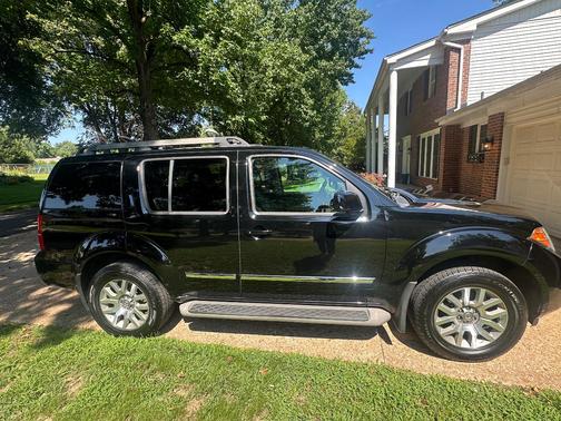 Black 2012 Nissan Pathfinder LE